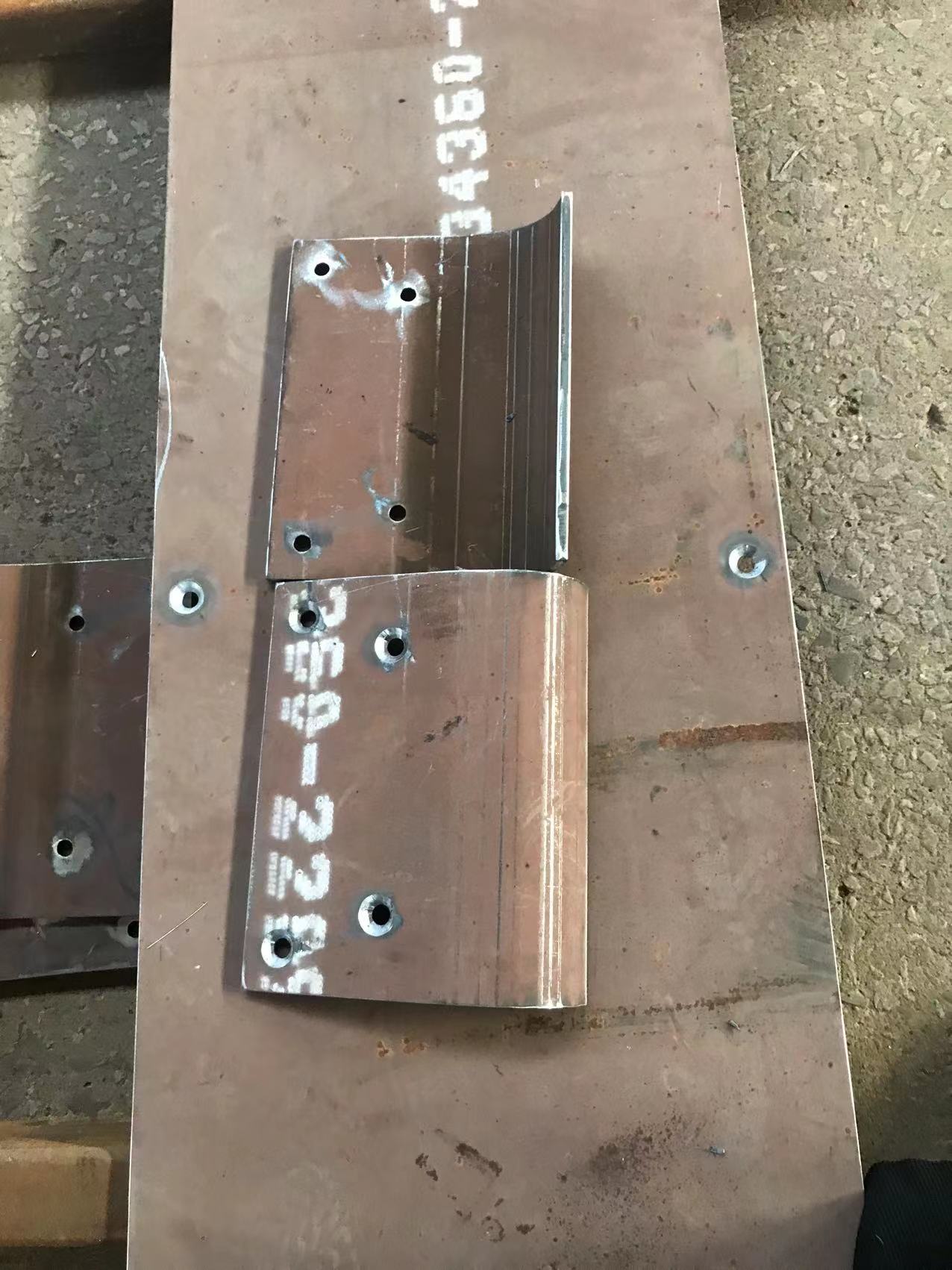 Feeding base plate of bmag bf800c paver