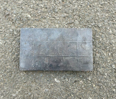 Milling machine tailgate scraper bottom plate